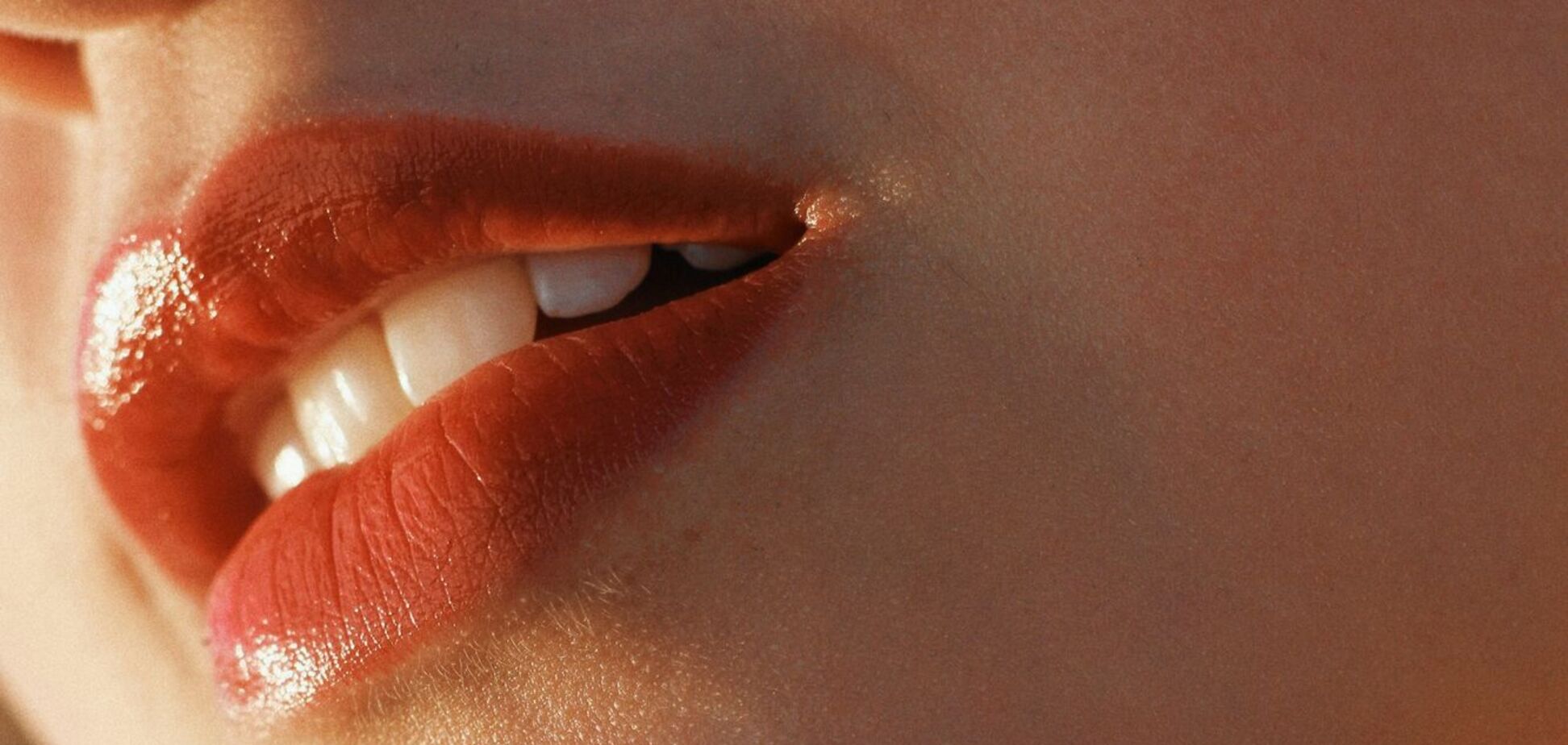 Добавляют объем и молодость: как сделать модные ягодные губы