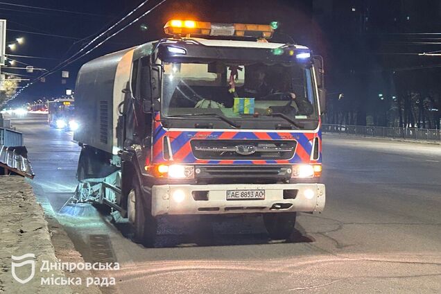 Поки місто спить: як комунальники Дніпра щоночі прибирають дороги. Фото