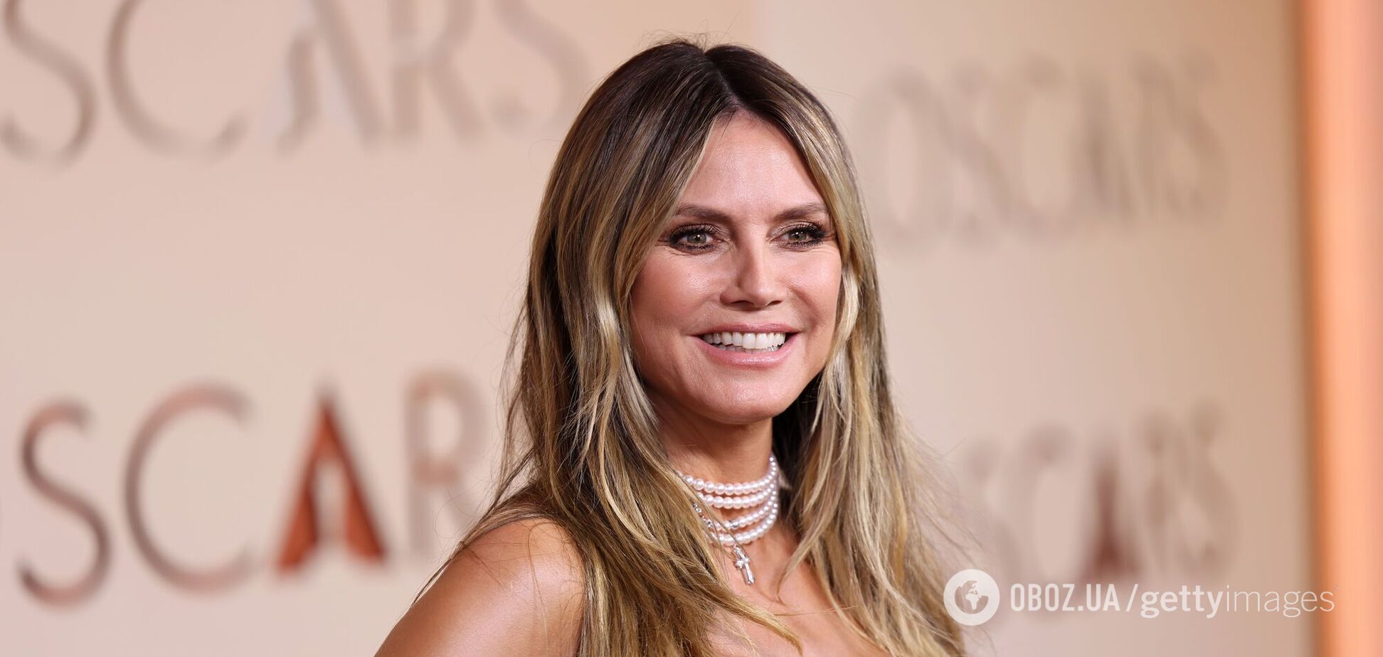 52-летняя супермодель Хайди Клум вышла на улицу в платье, которое едва прикрывало тело. Фото