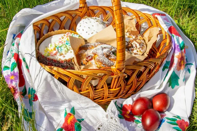 Что несут святить на Пасху: что класть в корзину нельзя