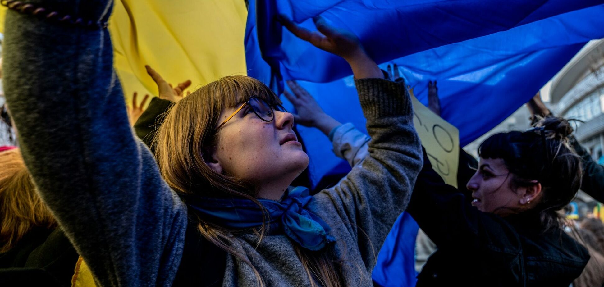 Ілюстрація - жінка з прапором України