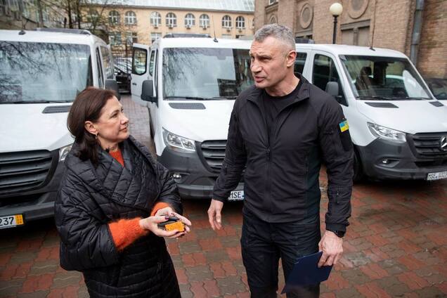 Центр соцобслуживания в Киеве получил три новых специализированных микроавтобуса. Фото