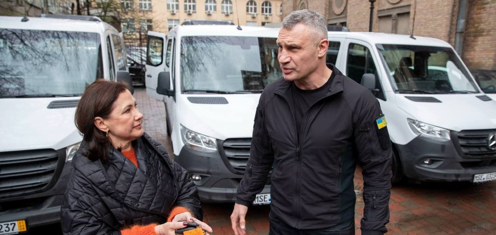 Центр соцобслуживания в Киеве получил три новых специализированных микроавтобуса. Фото