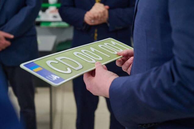 В Україні змінили вигляд номерних знаків для дипломатичних авто: як вони виглядатимуть. Фото