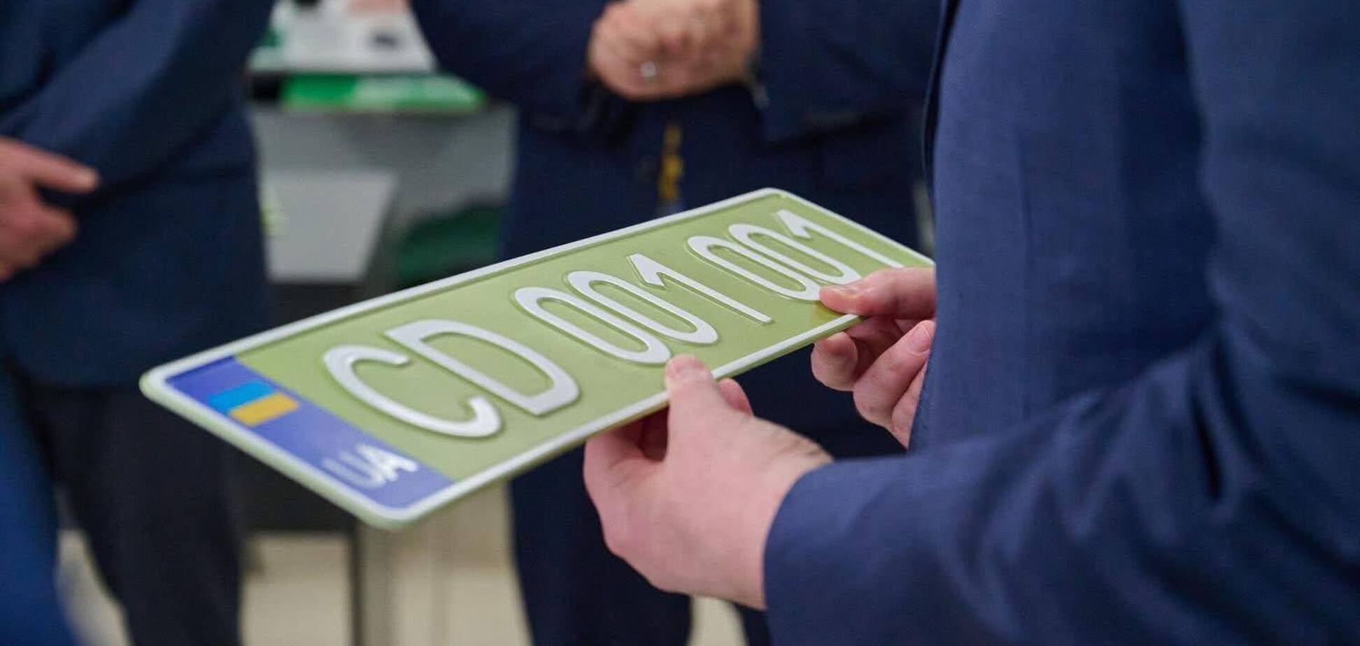 В Україні змінили вигляд номерних знаків для дипломатичних авто: як вони виглядатимуть. Фото