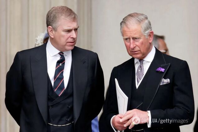 Переехал на ферму и каждый день умоляет короля: инсайдеры рассказали, как живёт опозоренный брат Чарльза III после 'изгнания'