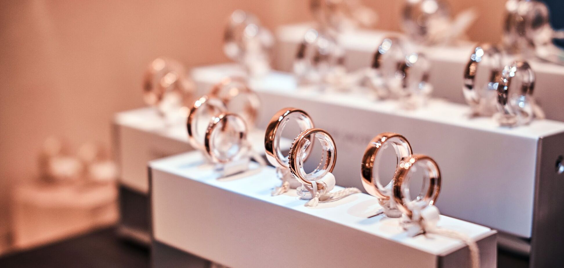 Прилавок ювелирного магазина. Иллюстрация.