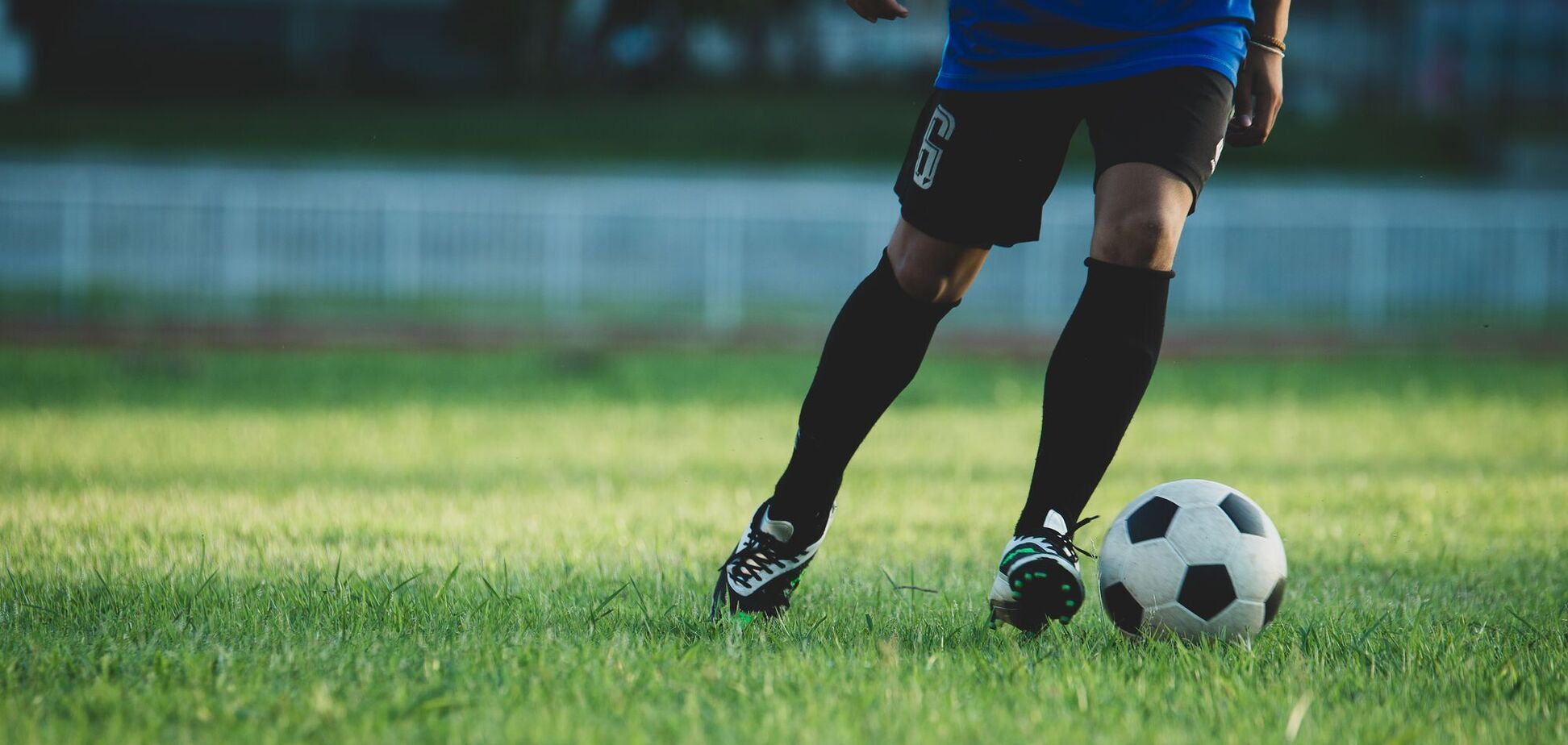 Футболіст із м'ячем. Ілюстративне зображення