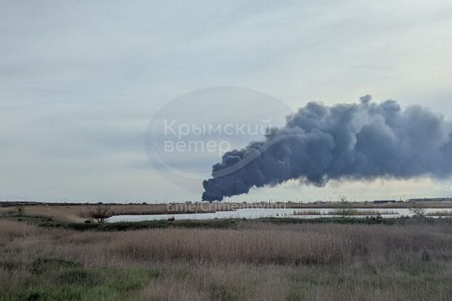 Чорний дим видно здалеку: у Феодосії продовжує горіти морський нафтоналивний термінал. Відео