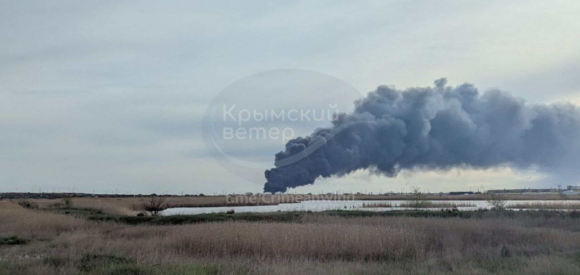 Чорний дим видно здалеку: у Феодосії продовжує горіти морський нафтоналивний термінал. Відео