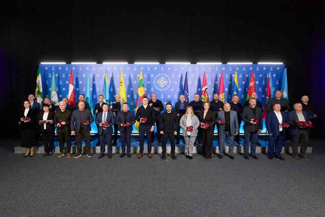 'Украина держится благодаря каждому': Зеленский вручил награды 'Городам-героям'. Видео