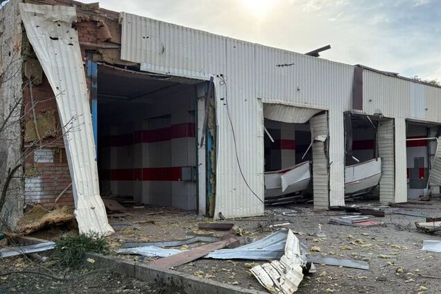 Окупанти вдарили по пожежній частині на Донеччині: понівечені фасад будівлі, віконні блоки, стеля й ворота. Фото