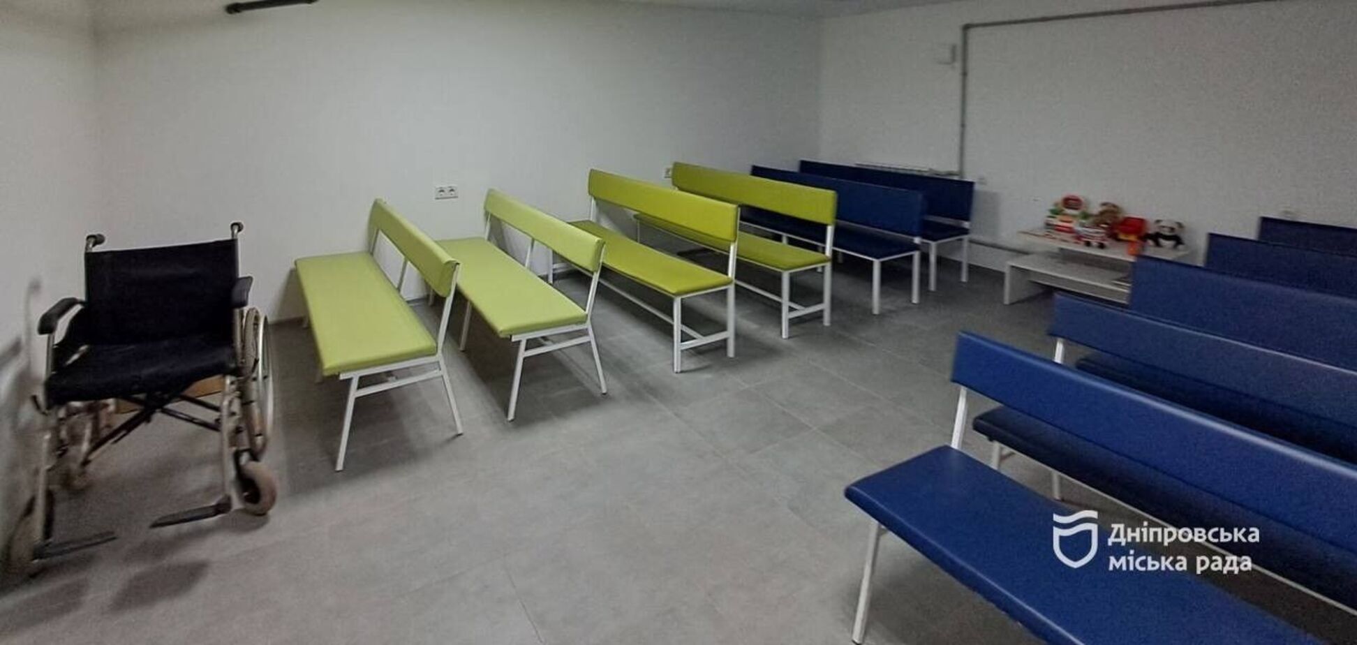 От операционных до детских комнат: как обустроены укрытия в больницах Днепра