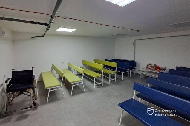 От операционных до детских комнат: как обустроены укрытия в больницах Днепра