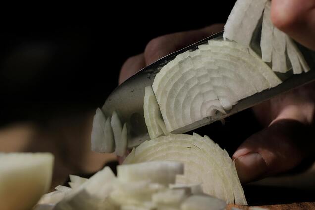 Никогда не режьте так лук: гениальный трюк, который навсегда избавит вас от слез