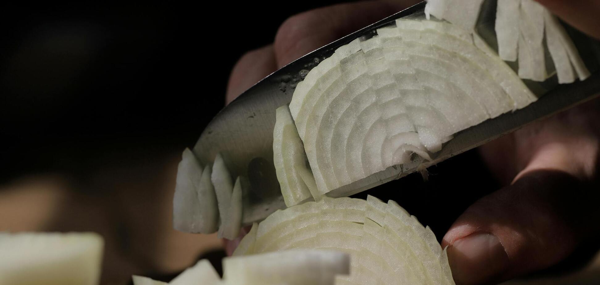 Никогда не режьте так лук: гениальный трюк, который навсегда избавит вас от слез