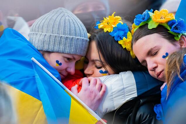 Иллюстрация - украинки с флагами и в венках