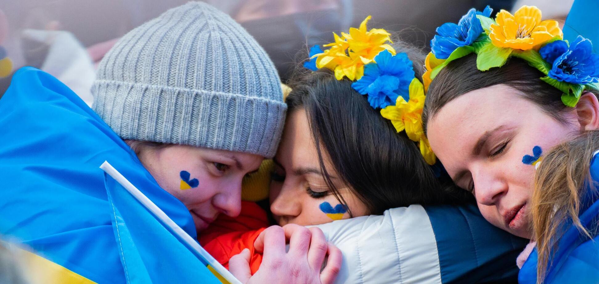 Иллюстрация - украинки с флагами и в венках