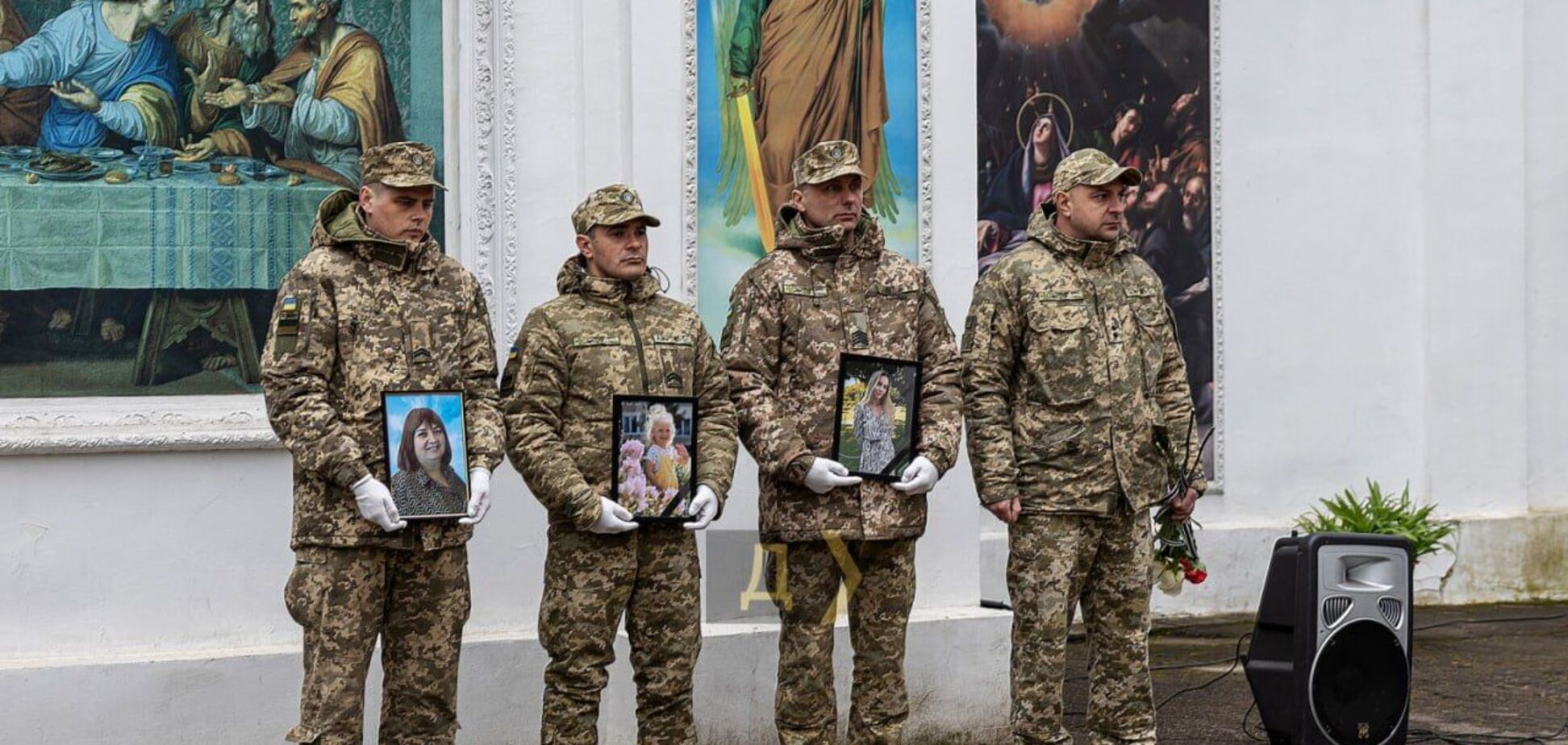 В Одесі попрощалися з 30-річною Дариною, її маленькою донькою і ще однією жінкою, які загинули внаслідок атаки РФ. Фото