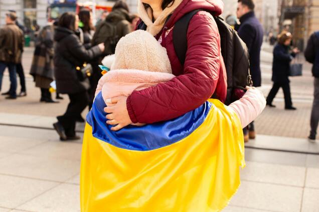 Ілюстрація - дитина в прапорі України