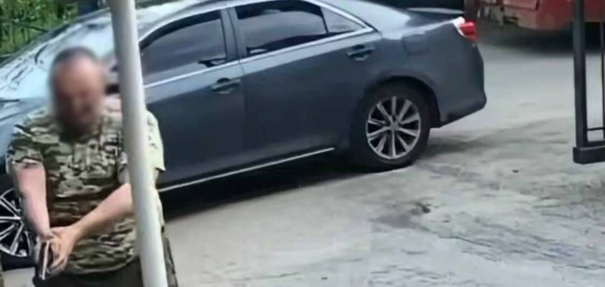 В Киеве мужчина с пистолетом угрожал охраннику из-за собаки: подробности и фото от полиции