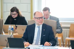 Міністр оборони Латвії пішов у відставку через українські дрони: що відбувається
