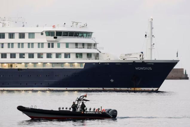 Лайнер MV Hondius, на котором произошла вспышка хантавируса, прибыл на Тенерифе: что будет с пассажирами и экипажем