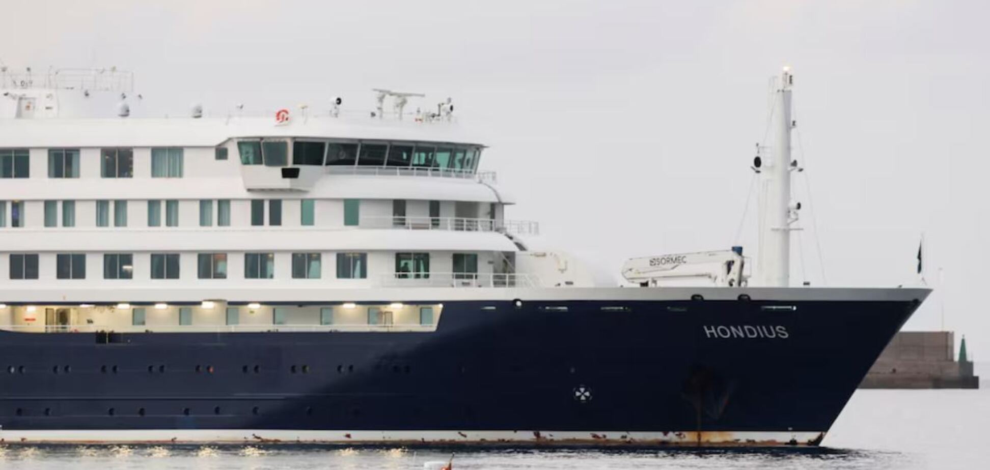 Лайнер MV Hondius, на котором произошла вспышка хантавируса, прибыл на Тенерифе: началась эвакуация пассажиров