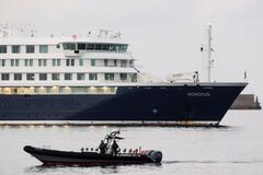 Лайнер MV Hondius, на котором произошла вспышка хантавируса, прибыл на Тенерифе: пассажиров эвакуируют в свои страны