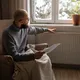 Иллюстрация - мужчина проверяет батарею