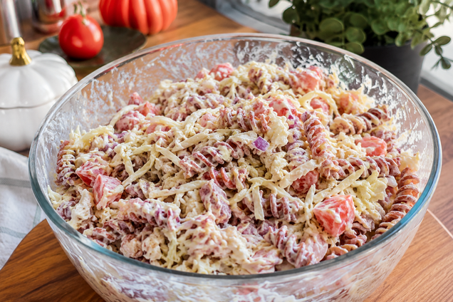 Трендовый салат с хрустящими макаронами: как приготовить