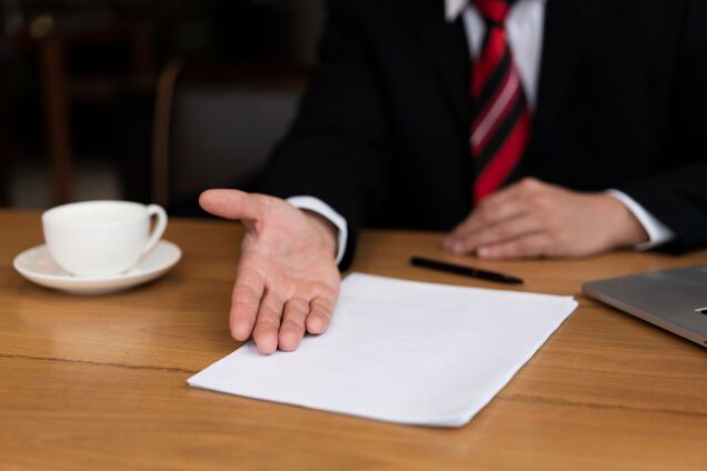 Иллюстрация - нотариус оформляет документ