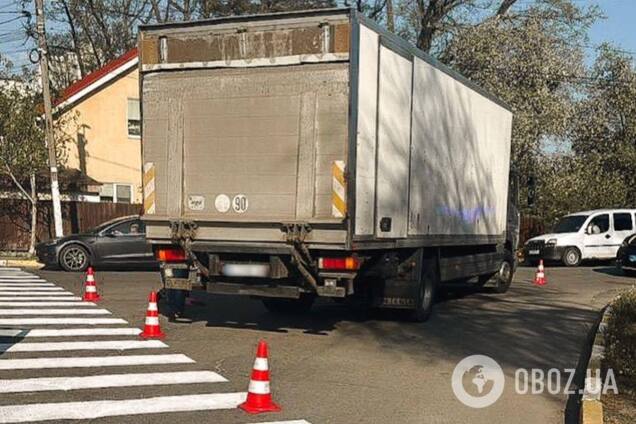 Під Києвом вантажівка на переході збила на смерть 8-річну дівчинку. Подробиці, фото та відео