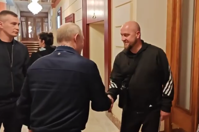 В Кремле показали видео встречи Путина со 'случайным прохожим' и оконфузились