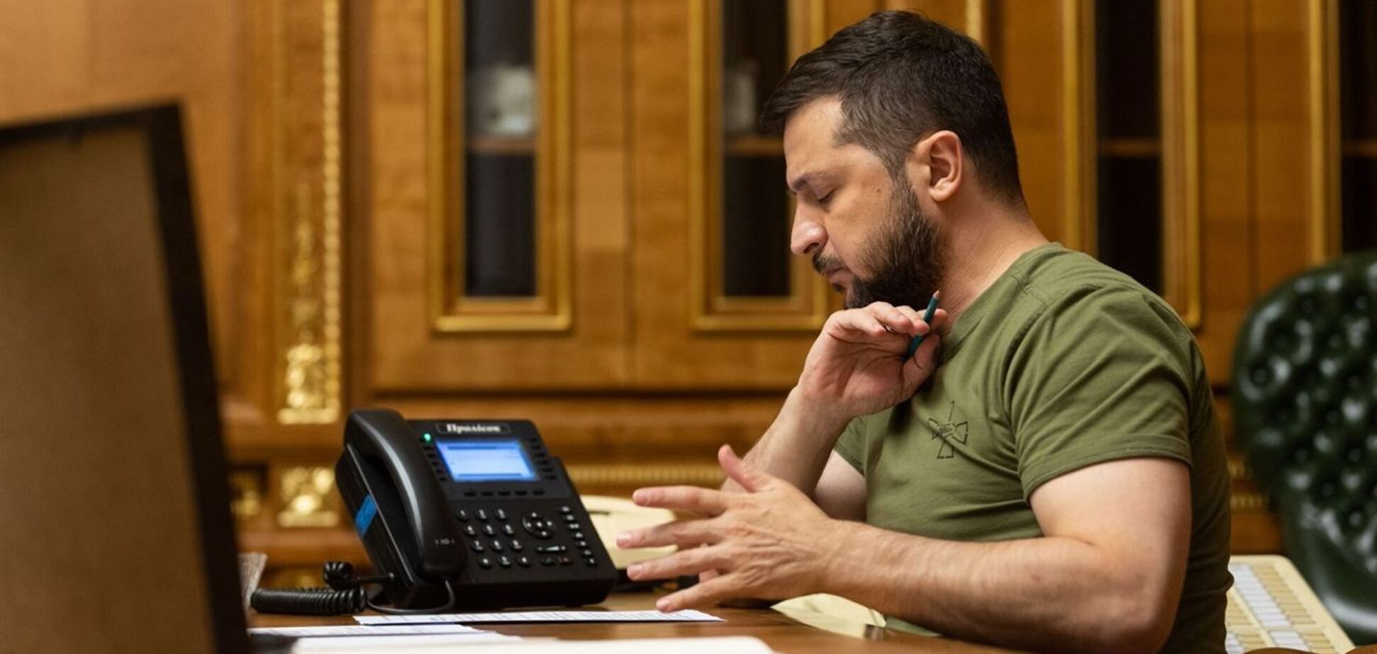 Володимир Зеленський підписує указ
