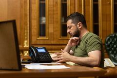 Владимир Зеленский подписывает указ