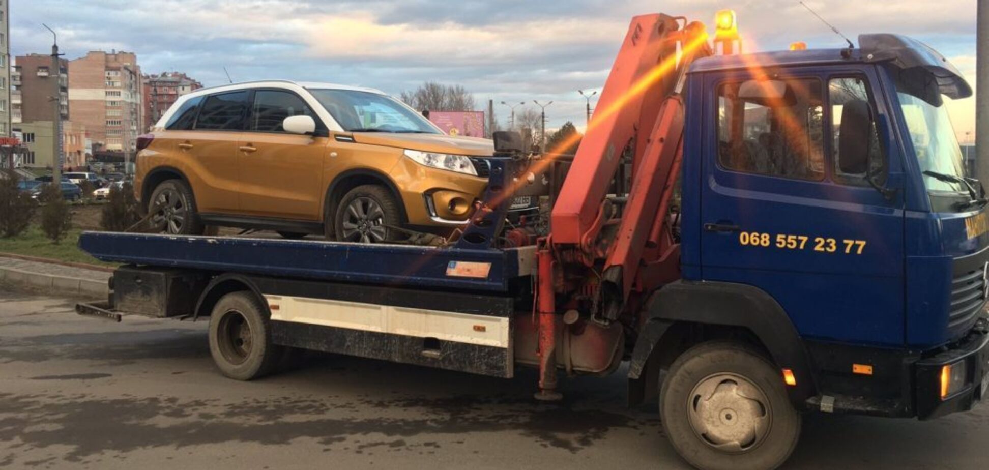 Франківець викрав авто на евакуаторі аби вразити дівчину: правоохоронці 'романтичний жест' не оцінили