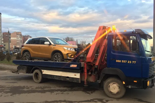 В Івано-Франківську хлопець викрав авто на евакуаторі аби вразити дівчину: правоохоронці 'романтичний жест' не оцінили
