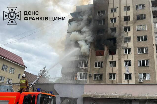 Россия атаковала 'Шахедами' Ивано-Франковск, есть попадание в жилую многоэтажку: все подробности, Фото и видео