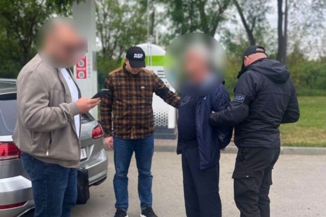 'Для прокурора': на Прикарпатті адвокат вимагав у клієнта €18 тис., його затримали. Фото