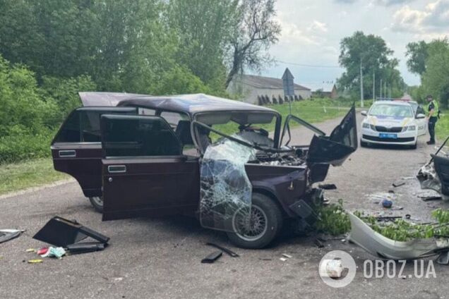 На Київщині сталось лобове зіткнення двох авто: машини перетворились на купи металу, є постраждалі. Фото