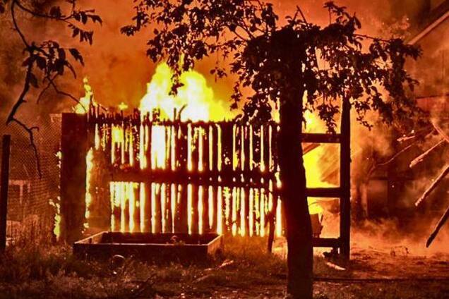 На Київщині внаслідок російської атаки пошкоджено будинки, стались пожежі: є постраждалі. Фото