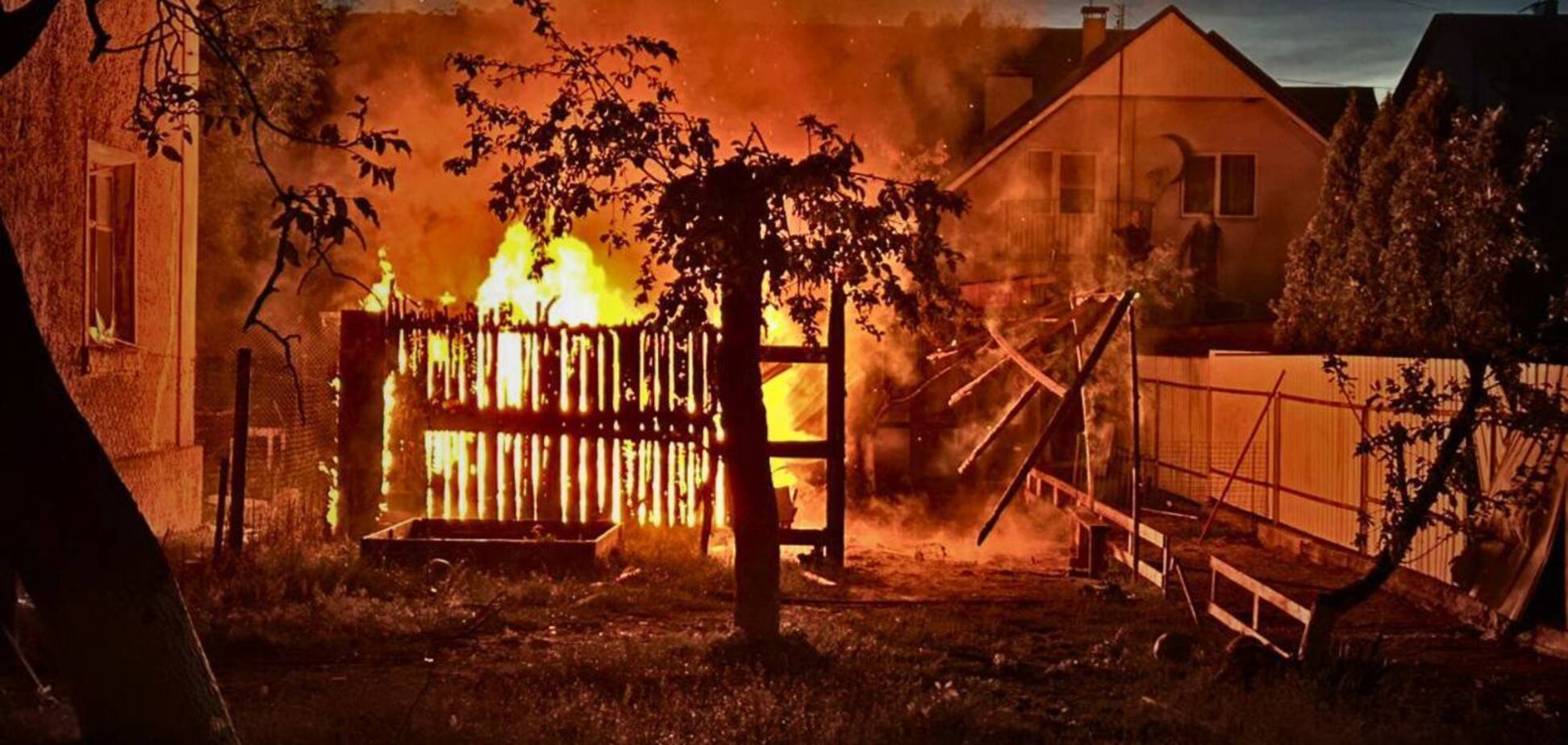 На Київщині внаслідок російської атаки пошкоджено будинки, стались пожежі: є постраждалі. Фото