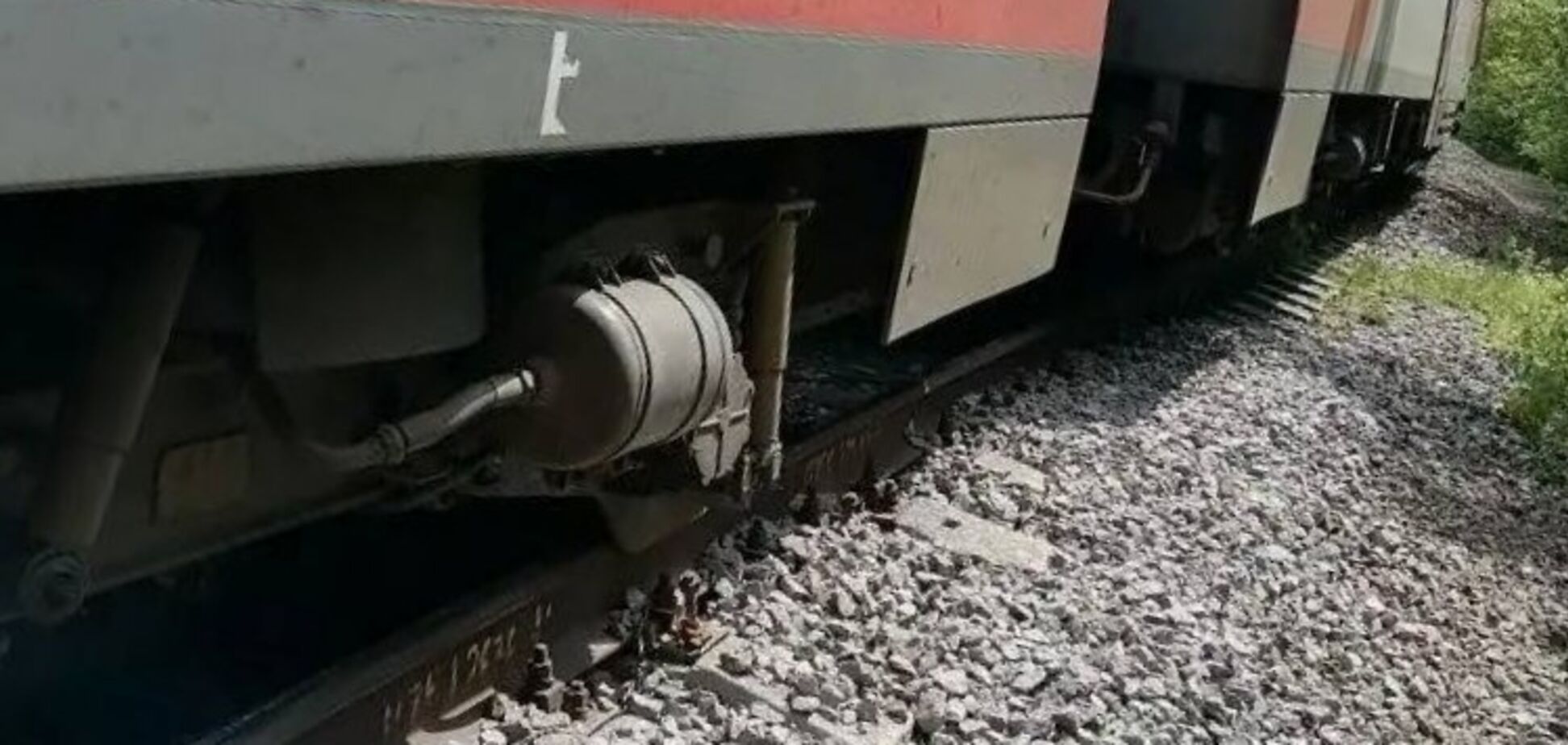 Російський винищувач впустив бомбу на залізничне полотно під Бєлгородом: з рейок зійшла електричка