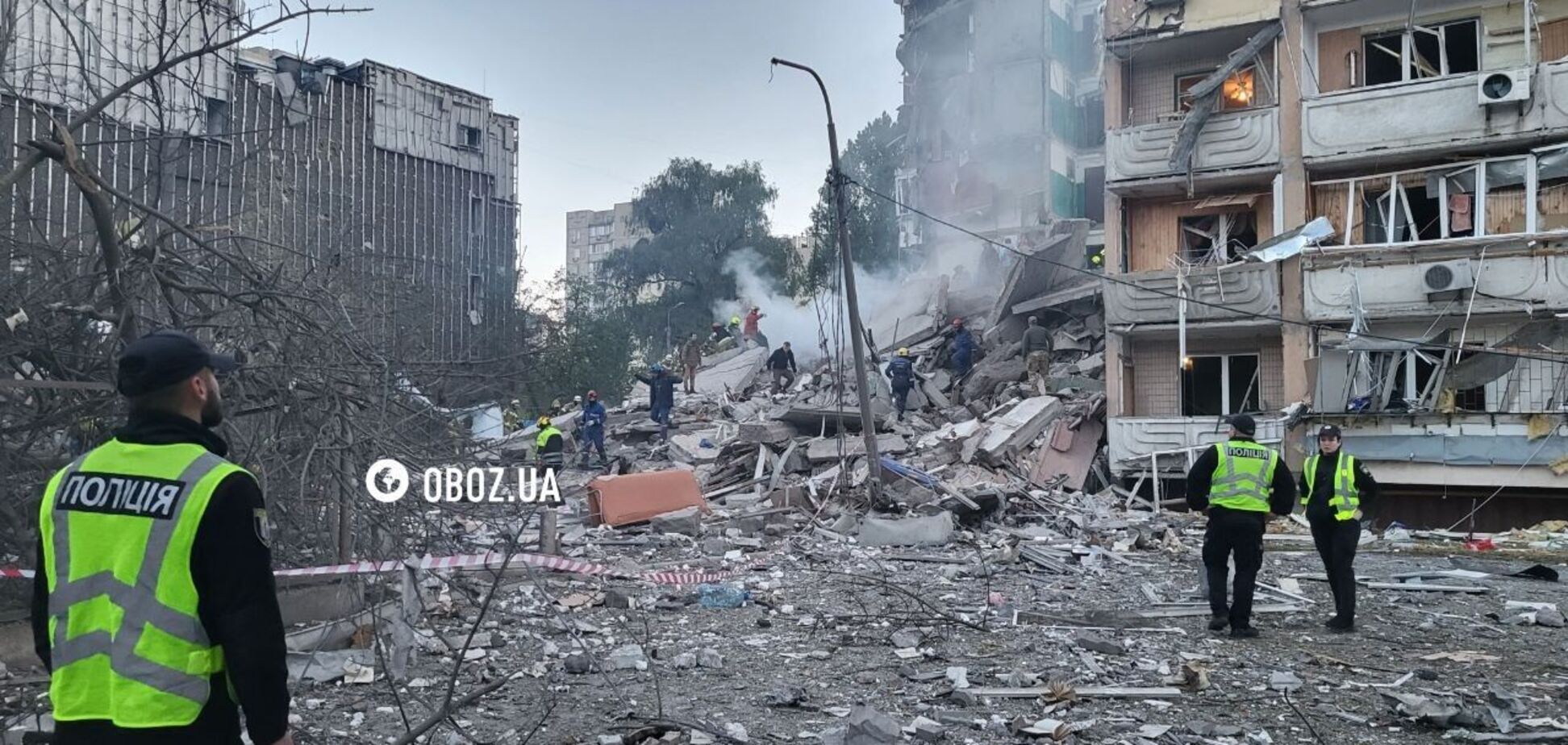 У Києві внаслідок російської атаки обвалилася частина багатоповерхівки: на місці працюють рятувальники. Фото і відео