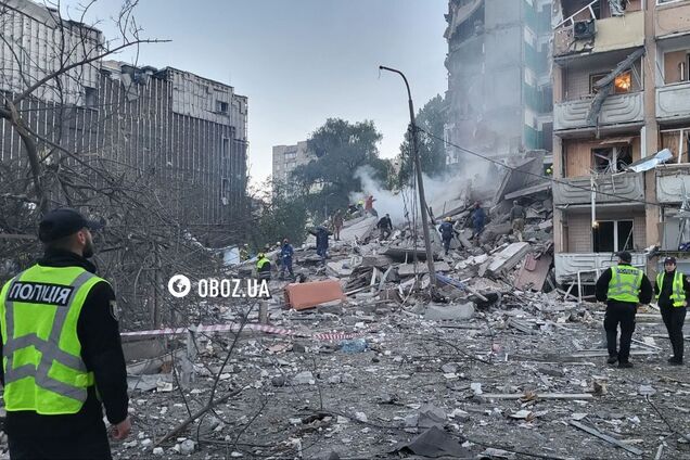 Виносили з пошкоджених будинків поранених: у поліції показали перші хвилини після удару РФ по Києву. Відео