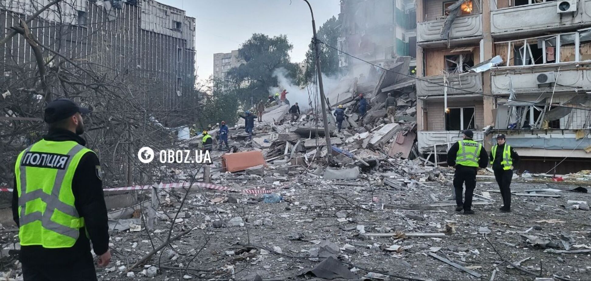 Виносили з пошкоджених будинків поранених: у поліції показали перші хвилини після удару РФ по Києву. Відео