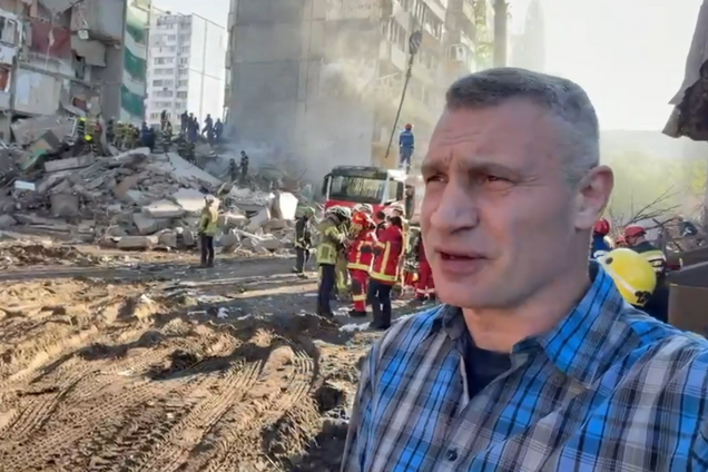 В Киеве идет разбор завалов дома после российской атаки: Кличко показал кадры с места спасательной операции. Видео
