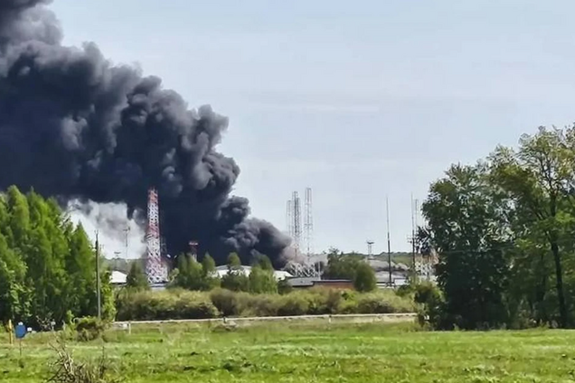 До боротьби з вогнем залучили авіацію: у Башкортостані другий день триває пожежа на одному із найбільших вузлів у системі 'Транснафти'. Відео