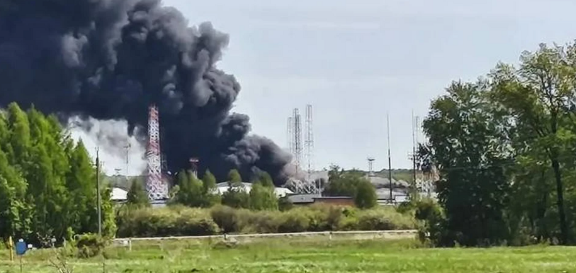 До боротьби з вогнем залучили авіацію: у Башкортостані другий день триває пожежа на одному із найбільших вузлів у системі 'Транснафти'. Відео